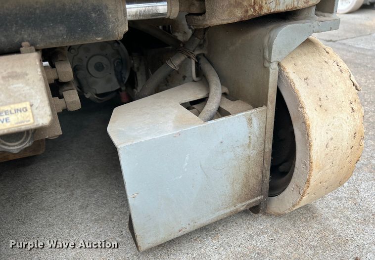 image for item DQ6803 1998 Skyjack SJIII3219 scissor lift