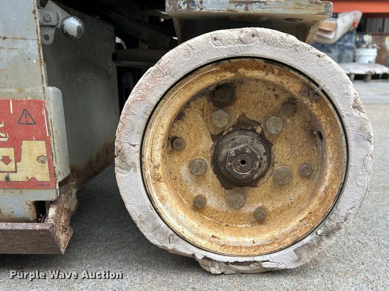 image for item DQ6803 1998 Skyjack SJIII3219 scissor lift