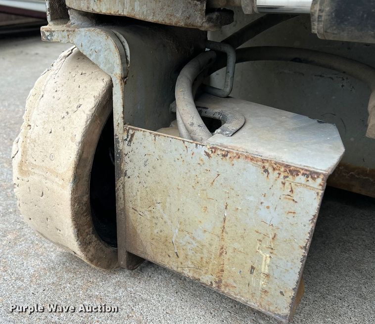 image for item DQ6803 1998 Skyjack SJIII3219 scissor lift