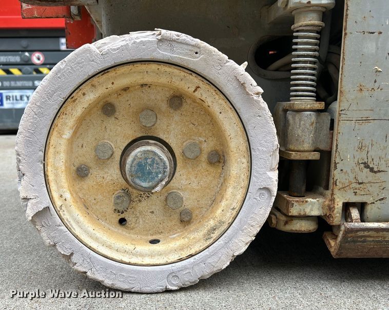 image for item DQ6803 1998 Skyjack SJIII3219 scissor lift