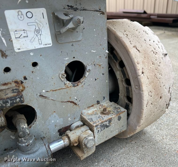 image for item DQ6803 1998 Skyjack SJIII3219 scissor lift