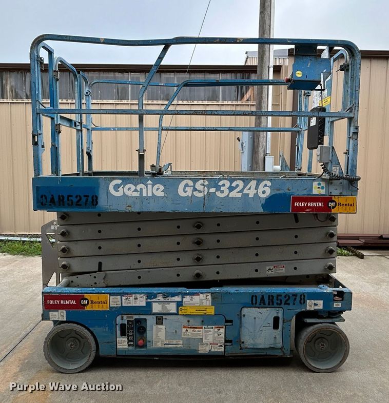 image for item DQ6804 2005 Genie GS-3246 scissor lift