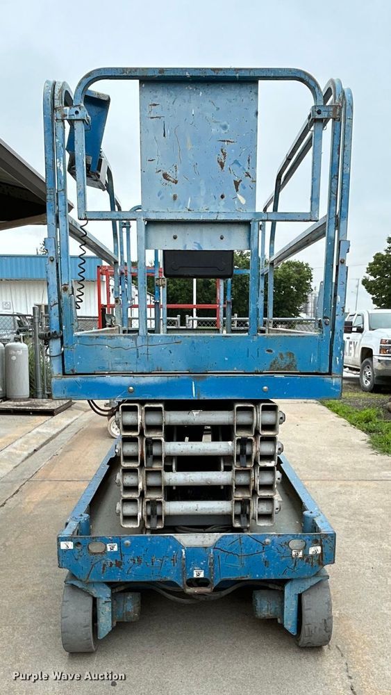 image for item DQ6804 2005 Genie GS-3246 scissor lift