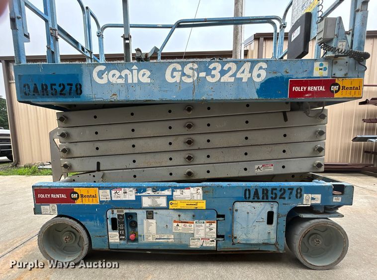image for item DQ6804 2005 Genie GS-3246 scissor lift