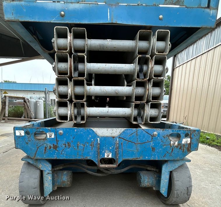 image for item DQ6804 2005 Genie GS-3246 scissor lift