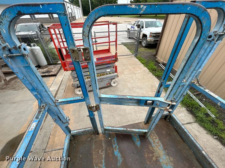 image for item DQ6804 2005 Genie GS-3246 scissor lift
