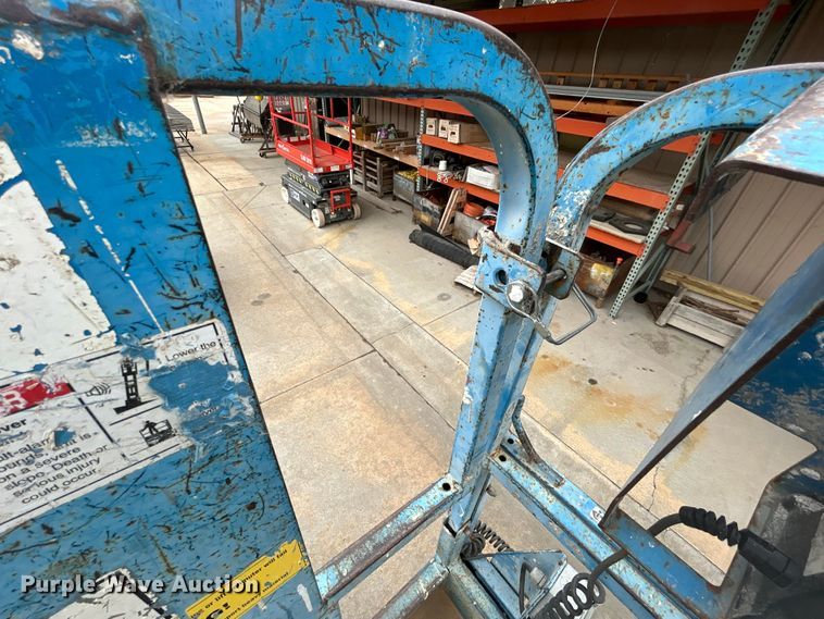 image for item DQ6804 2005 Genie GS-3246 scissor lift