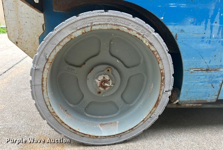 image for item DQ6804 2005 Genie GS-3246 scissor lift