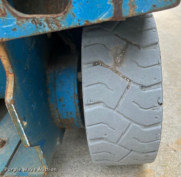 image for item DQ6804 2005 Genie GS-3246 scissor lift