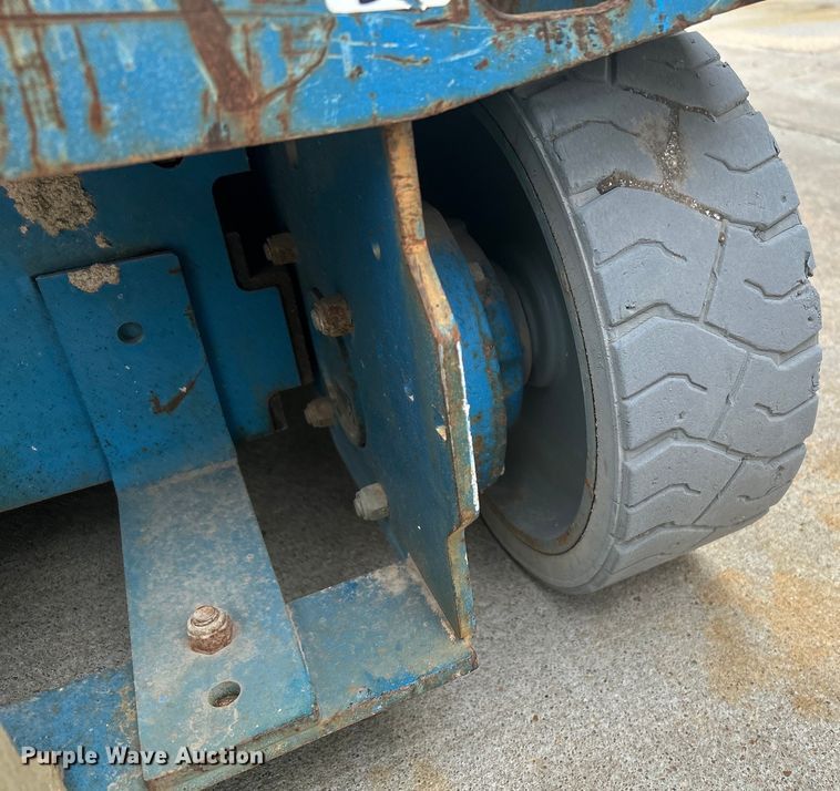 image for item DQ6804 2005 Genie GS-3246 scissor lift