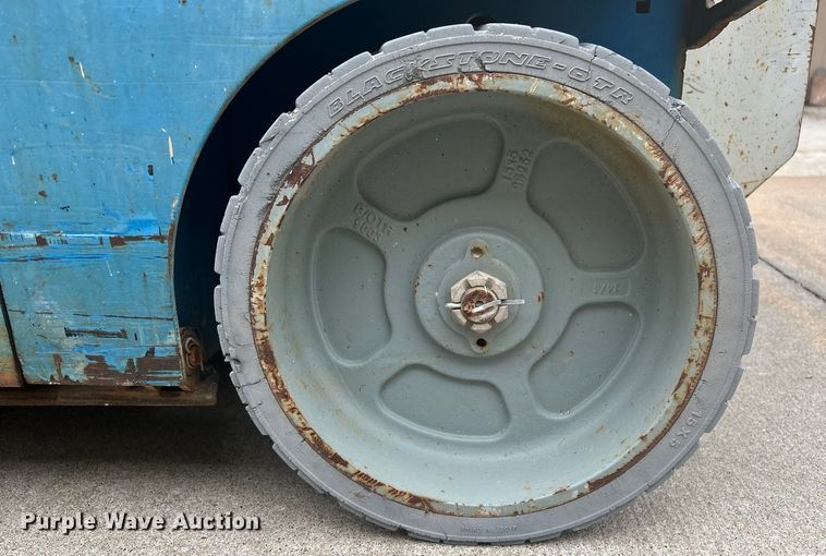 image for item DQ6804 2005 Genie GS-3246 scissor lift