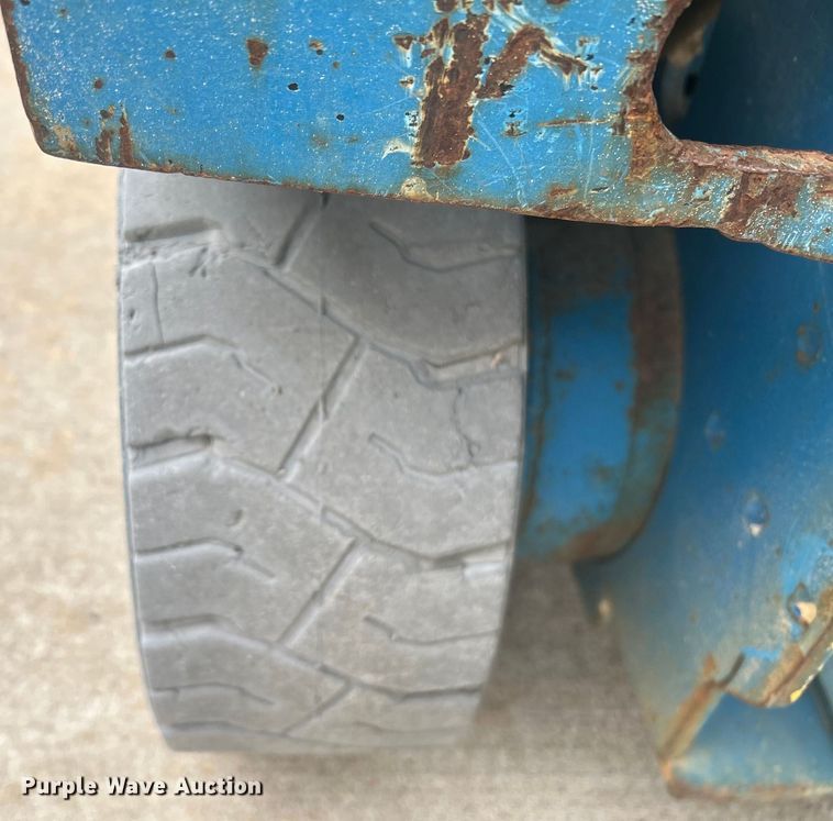 image for item DQ6804 2005 Genie GS-3246 scissor lift