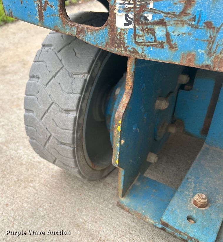 image for item DQ6804 2005 Genie GS-3246 scissor lift