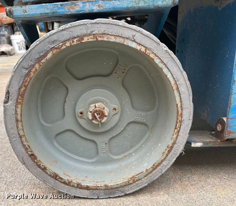 image for item DQ6804 2005 Genie GS-3246 scissor lift