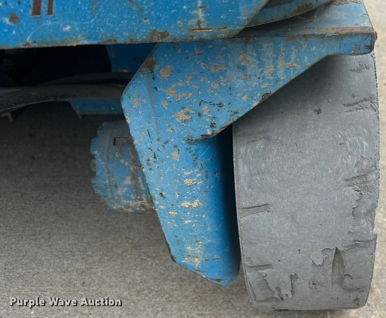 image for item DQ6804 2005 Genie GS-3246 scissor lift