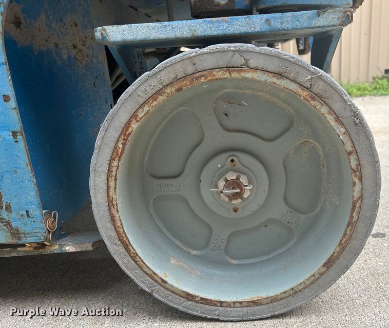 image for item DQ6804 2005 Genie GS-3246 scissor lift