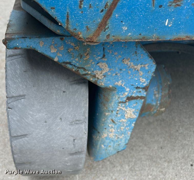 image for item DQ6804 2005 Genie GS-3246 scissor lift