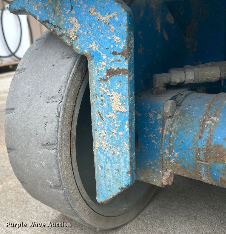 image for item DQ6804 2005 Genie GS-3246 scissor lift