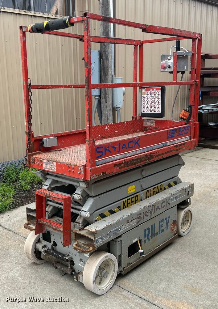 image for item DQ6805 Skyjack SJIII 3219 scissor lift
