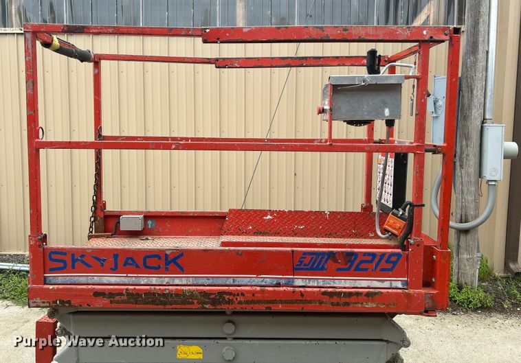 image for item DQ6805 Skyjack SJIII 3219 scissor lift