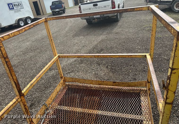 image for item DQ6808 Man basket