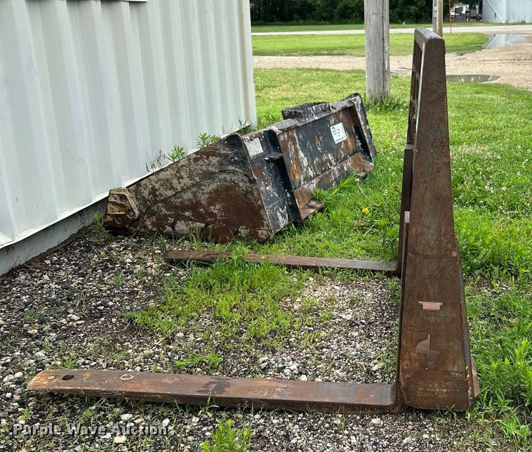 image for item DQ6810 Skid steer forks