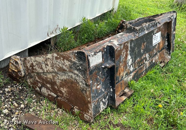 image for item DQ6811 Takeuchi  skid steer bucket