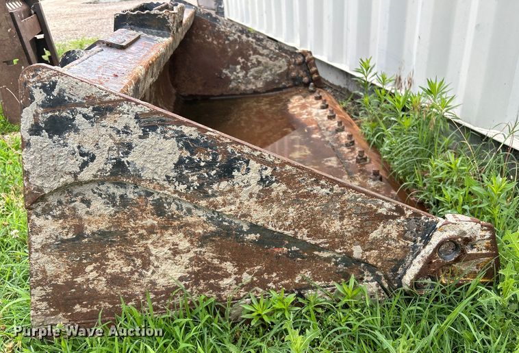 image for item DQ6811 Takeuchi  skid steer bucket