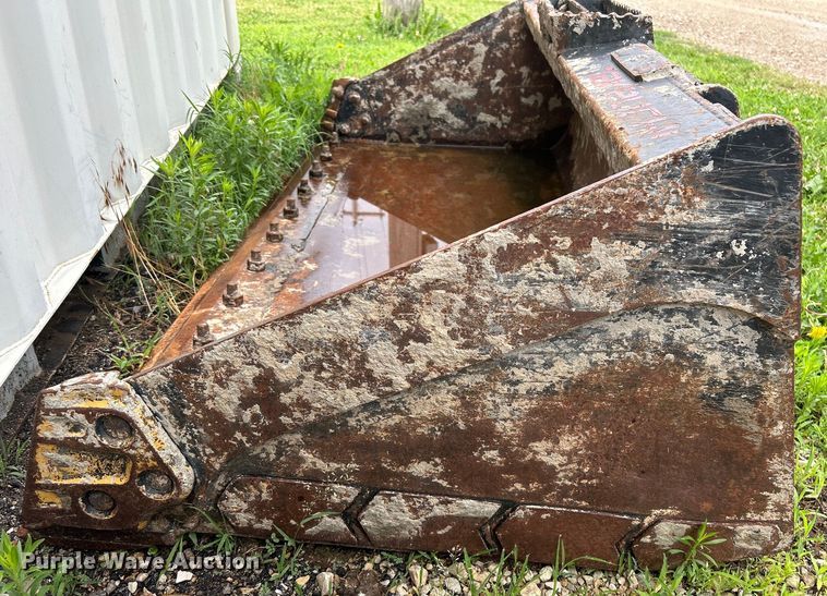 image for item DQ6811 Takeuchi  skid steer bucket