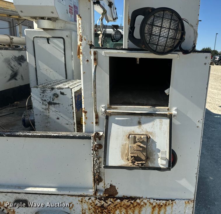 image for item DQ6820 2012 Ford F350 Super Duty XL bucket truck