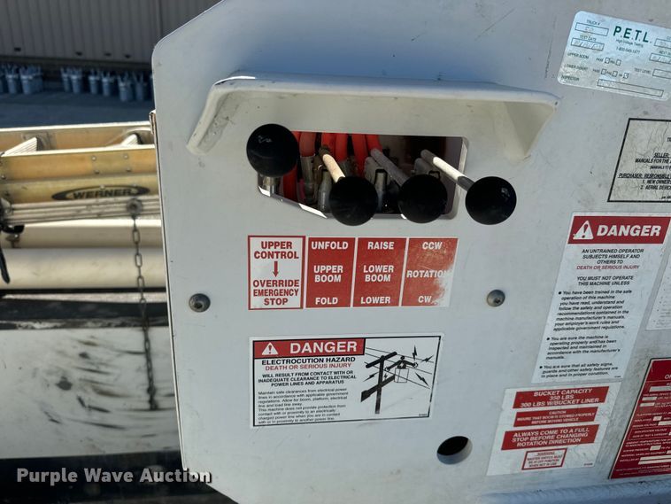 image for item DQ6820 2012 Ford F350 Super Duty XL bucket truck