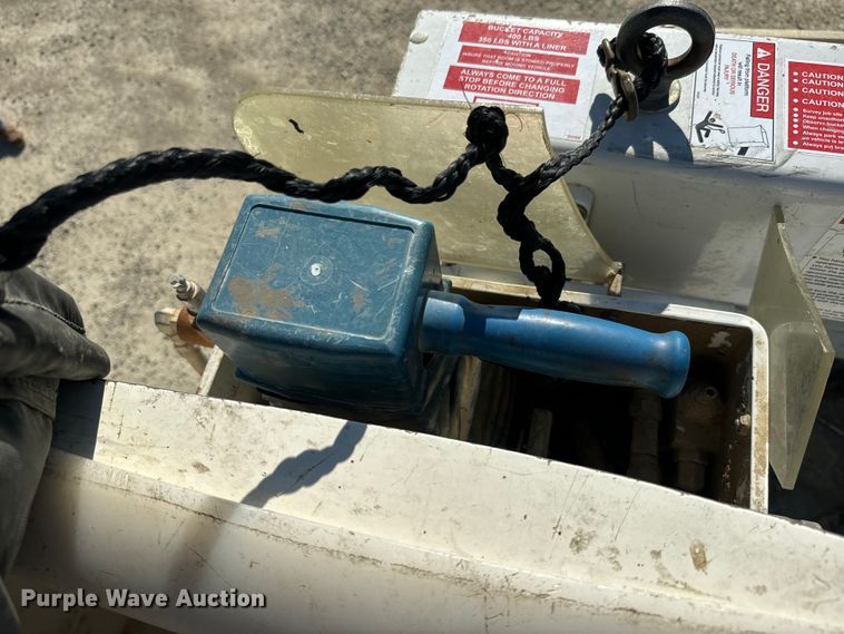 image for item DQ6820 2012 Ford F350 Super Duty XL bucket truck