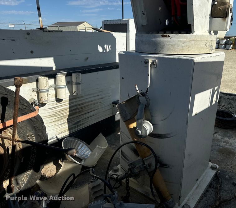 image for item DQ6820 2012 Ford F350 Super Duty XL bucket truck