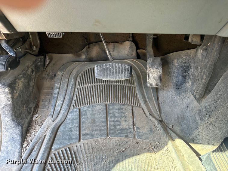 image for item DQ6820 2012 Ford F350 Super Duty XL bucket truck