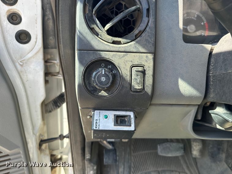 image for item DQ6820 2012 Ford F350 Super Duty XL bucket truck