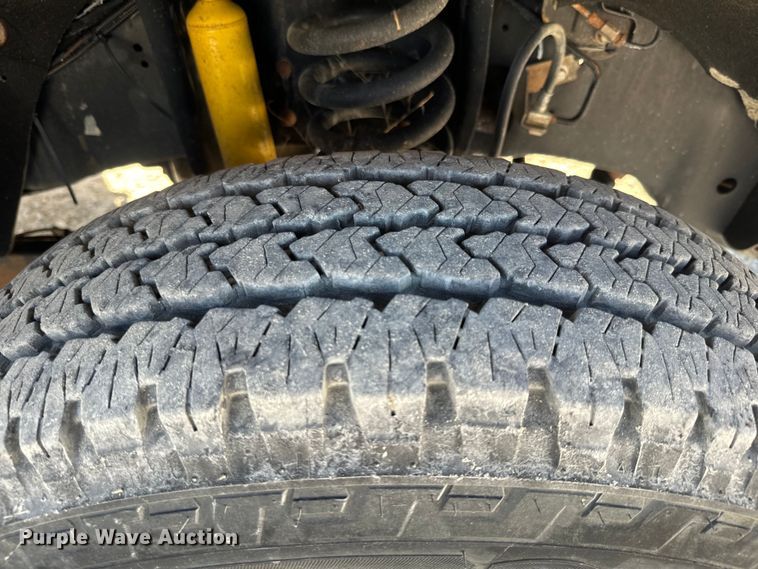 image for item DQ6820 2012 Ford F350 Super Duty XL bucket truck