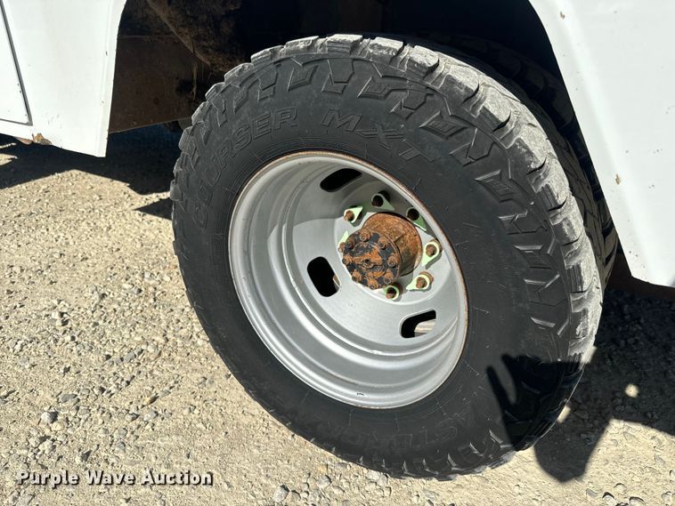 image for item DQ6820 2012 Ford F350 Super Duty XL bucket truck