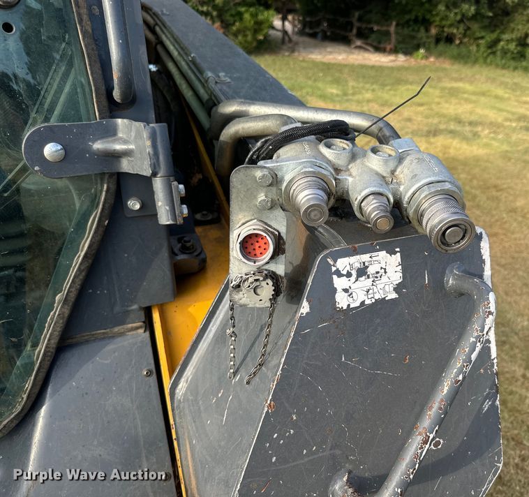 image for item DQ6822 2016 John Deere 333E tracked skid steer loader