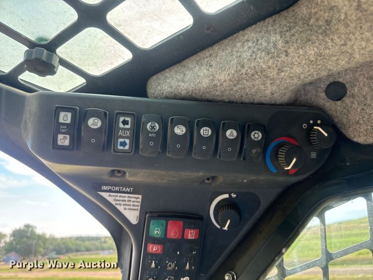 image for item DQ6822 2016 John Deere 333E tracked skid steer loader