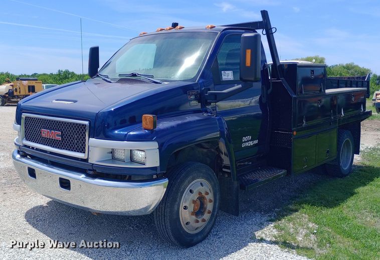 image for item DQ7139 2003 GMC C4500 flatbed truck