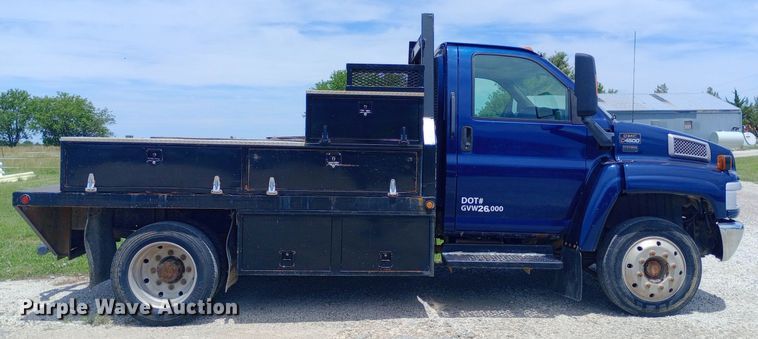 image for item DQ7139 2003 GMC C4500 flatbed truck