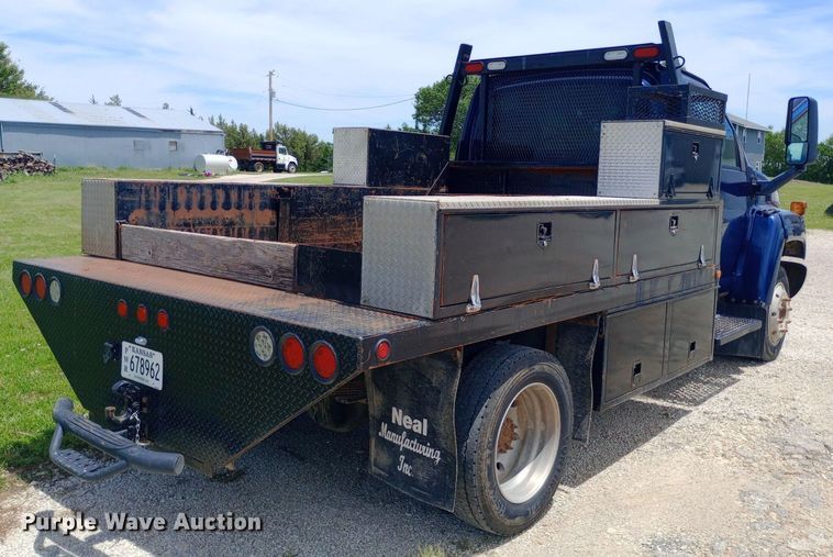 image for item DQ7139 2003 GMC C4500 flatbed truck