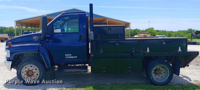 image for item DQ7139 2003 GMC C4500 flatbed truck
