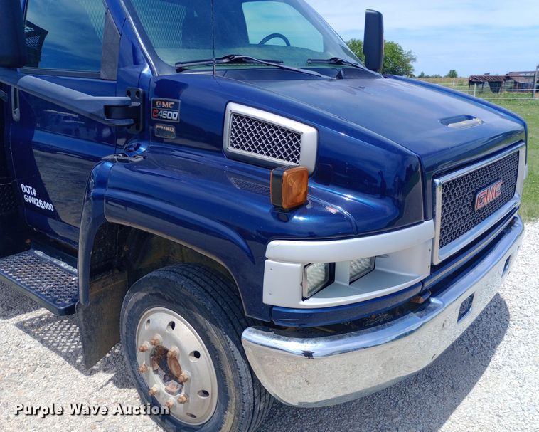 image for item DQ7139 2003 GMC C4500 flatbed truck