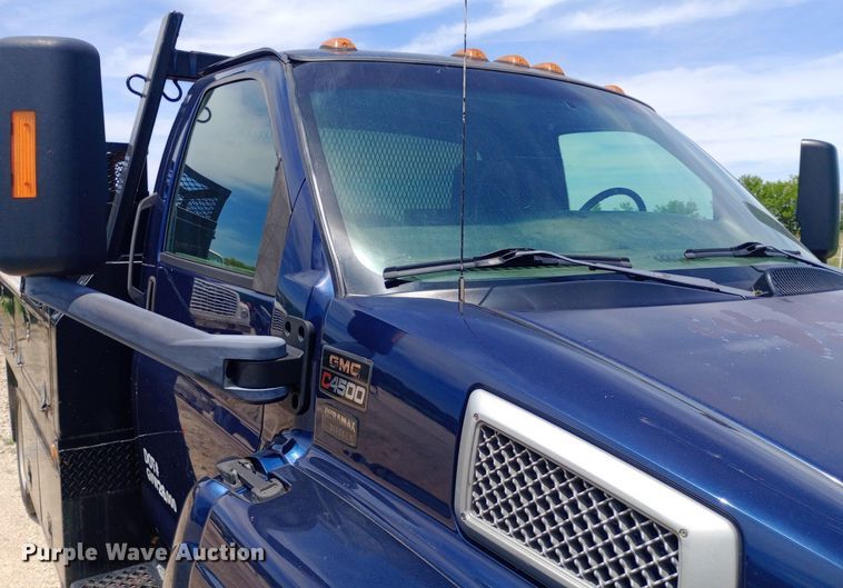 image for item DQ7139 2003 GMC C4500 flatbed truck