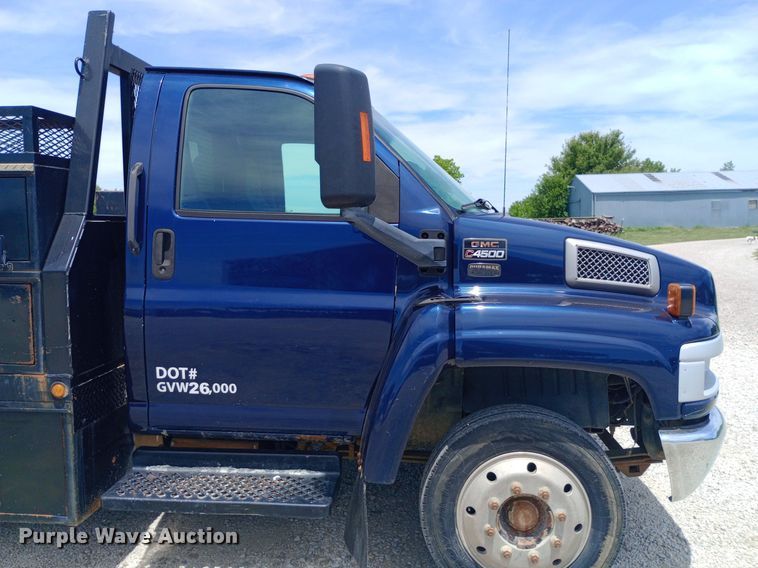 image for item DQ7139 2003 GMC C4500 flatbed truck