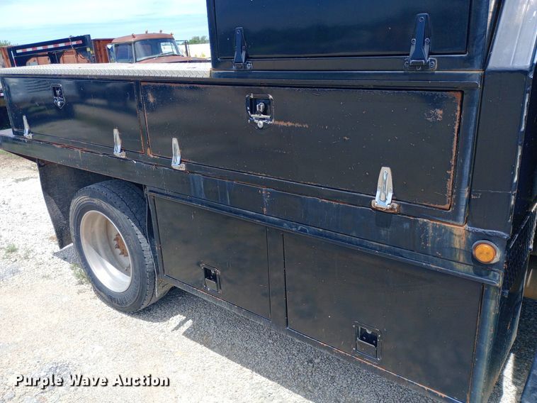 image for item DQ7139 2003 GMC C4500 flatbed truck