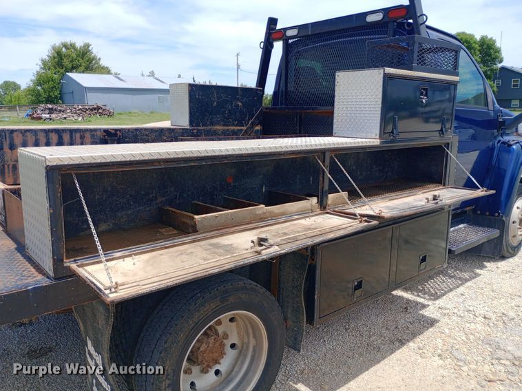 image for item DQ7139 2003 GMC C4500 flatbed truck