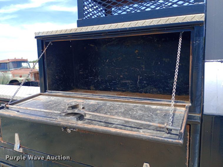 image for item DQ7139 2003 GMC C4500 flatbed truck