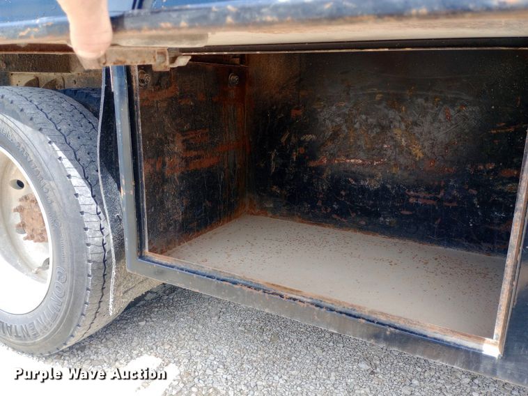 image for item DQ7139 2003 GMC C4500 flatbed truck